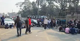 সেন্ট্রাল ইউনিভার্সিটির অধ্যাদেশ জারির দাবিতে টেকনিক্যাল মোড় ও সায়েন্স ল্যাবে অবরোধ